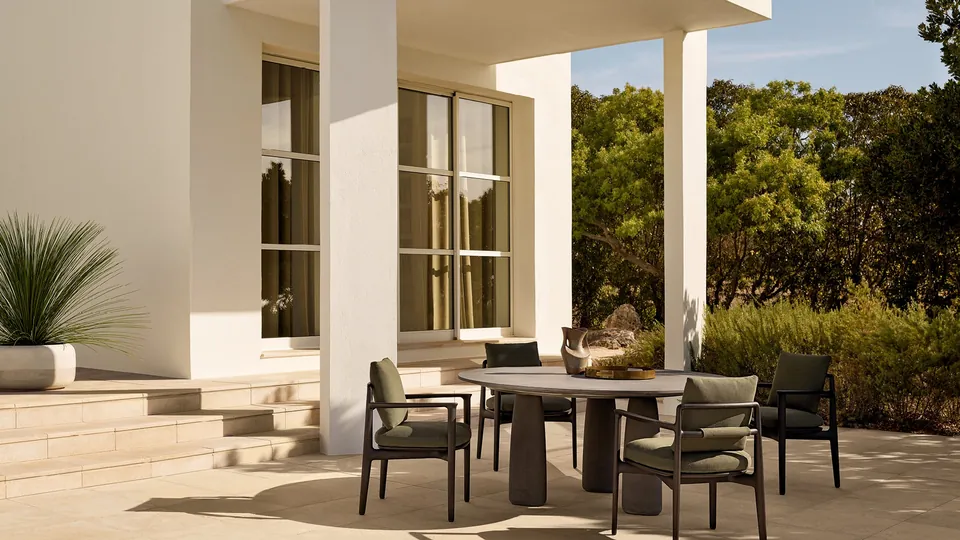 Poliform Magnolia wooden seating drawn from branches, photograph 1